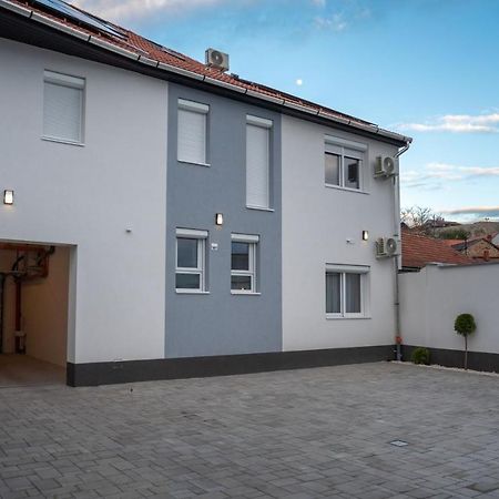 Var Apartman Eger Luaran gambar