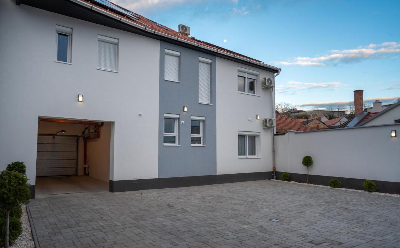 Var Apartman Eger Luaran gambar